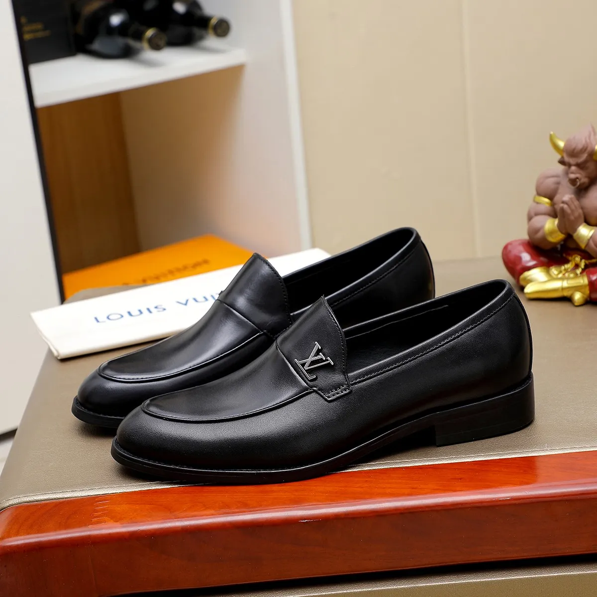 Men's Men's Shoes 💰420 💰[Louis Vuitton] LV high-end business formal leather shoes! ! Luxurious and elegant style, equal emphasis on practicality and style, professional focus on details and quality, counter original 1⃣️: 1⃣️ super accurate reproduction👍🏻! Material: The upper is made of imported original soft 🐂cowhide ➕imported first-layer sheepskin lining. Original anti-slip and wear-resistant outsole! Code number: 39--45, (38.46 custom-made) Large quantities in stock!